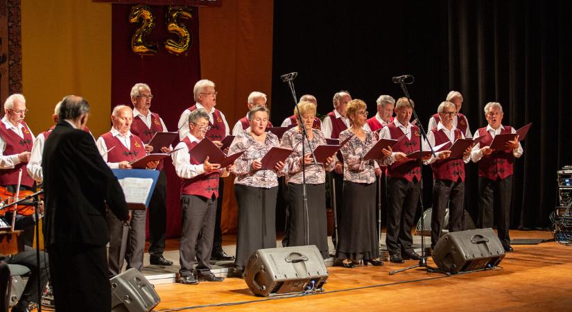 Negyedszázados jubileumot tartott a Tüttő János Nótaklub