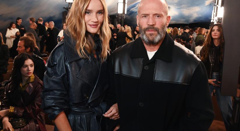 Rosie Huntington-Whiteley és vőlegénye Jason Statham minden figyelmet magukra vontak a londoni divathéten