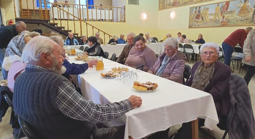 Így köszöntik a nyugdíjasokat az időseket a baranyai városban