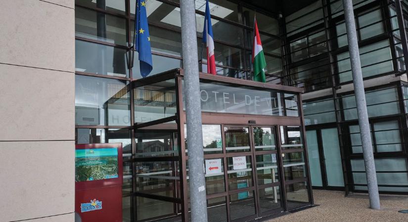 Palesztin zászlók áradata Franciaországban Macron lépése előtt