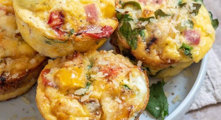 Sós muffin tojással és sonkával: a csomagolást is jól bírja
