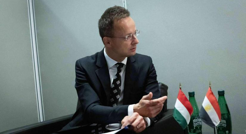 Szijjártó Péter kemény üzenetet küldött Brüsszelnek: "fanatikusoknak" nevezte a nyugat-európai tisztviselőket