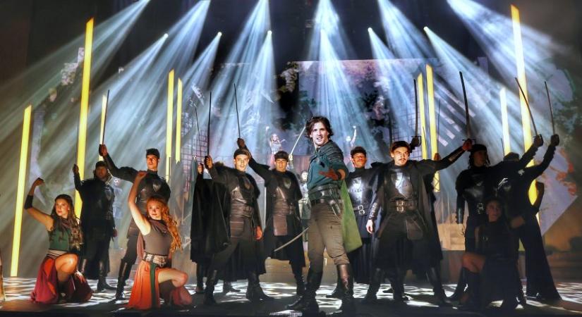 Zenés, táncos Hunyadi-show az Erkel színpadán