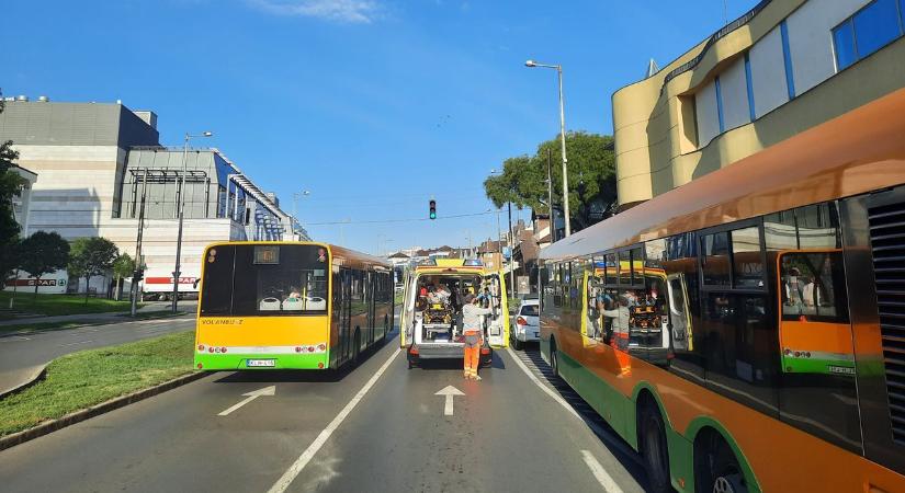 Sokkoló reggeli utazás Nyíregyházán: azonnal mentőt kellett hívni az utasokhoz! (fotókkal)