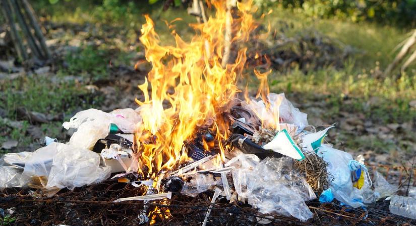 Szemét égett Tiszavasváriban – minden eszközt bevetettek a lángok megfékezésére!