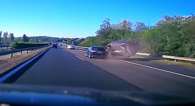 Brutális borulás az autópályán: videón mutatjuk a szörnyű balesetet
