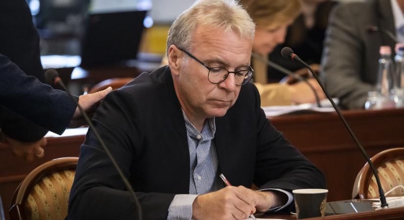 A piaci ár alatt, kis trükközéssel került Pokorni főtanácsadójának feleségéhez egy önkormányzati telek