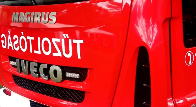 Tragédia: lángoló épület mellett találtak meg egy férfit, már nem lehetett megmenteni