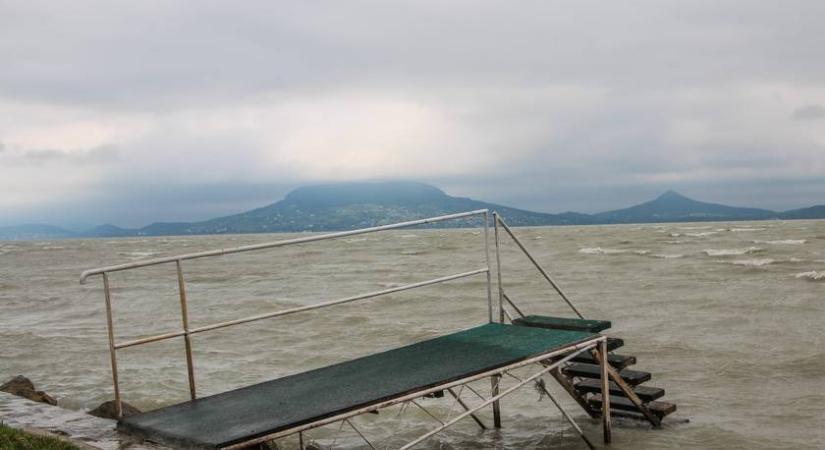 Veszélyes fertőzés terjed a Balatonnál: már két települést zárlat alá vontak