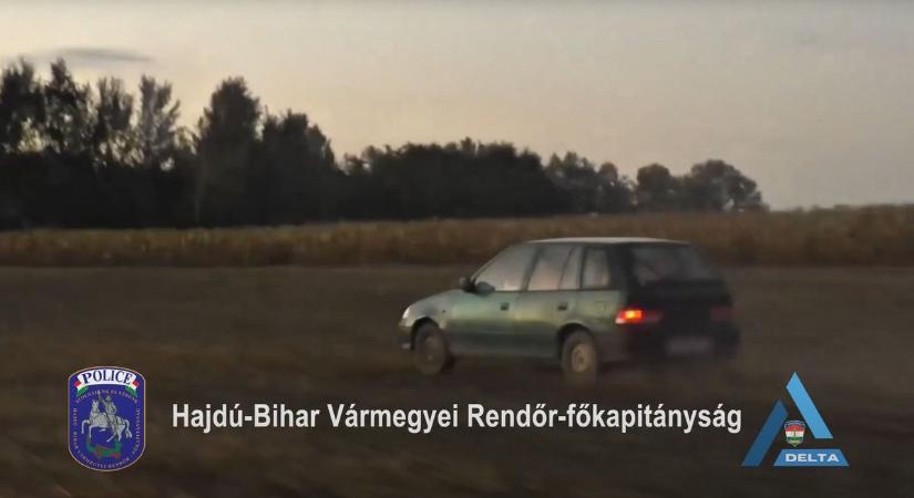 Szántóföldön menekült a suzukis ámokfutó Hajdúszoboszlónál, a TEK-et is riasztani kellett! – videóval