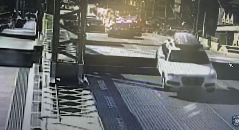 Átugratott a felnyitott hídon egy lopott autóval menekülő sofőr – videó