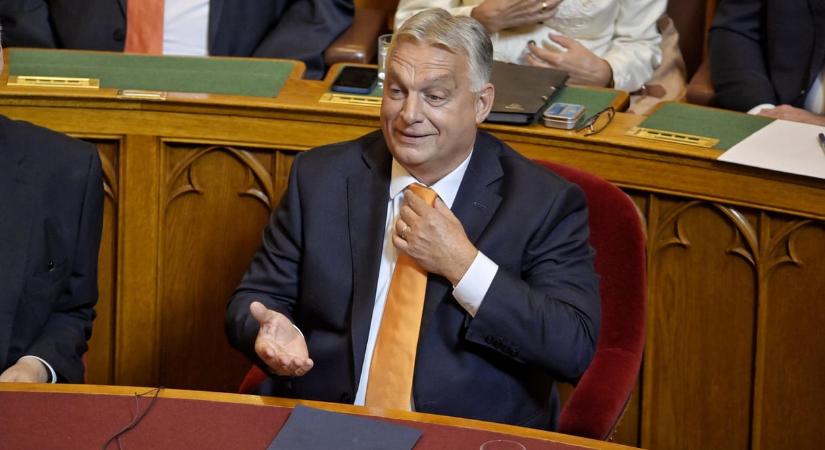 Lökdösődés volt a parlament folyosóján, miután Hadházy Ákos egy kérdést tett volna fel Orbán Viktornak Hatvanpusztáról