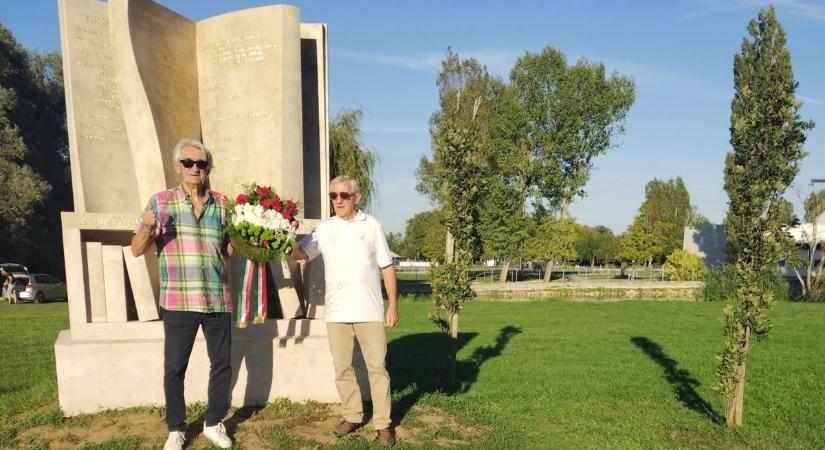 Koszorú az emlékművön, 96 éve született a csatár