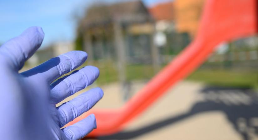 Arcpirító dologba kezdtek a Benczúr téri játszótéren? Fotókkal!