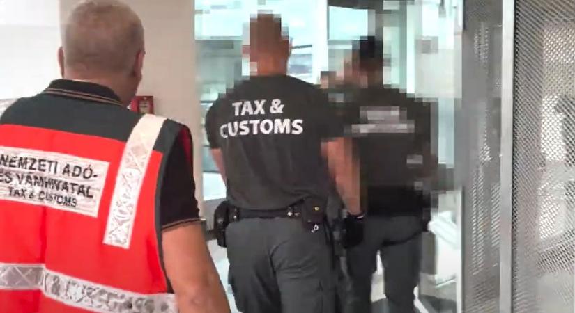 Kisgépek, nagy bukta – lecsapott a NAV a cégre, amelynél nemcsak a számlákkal volt a gond (videó)