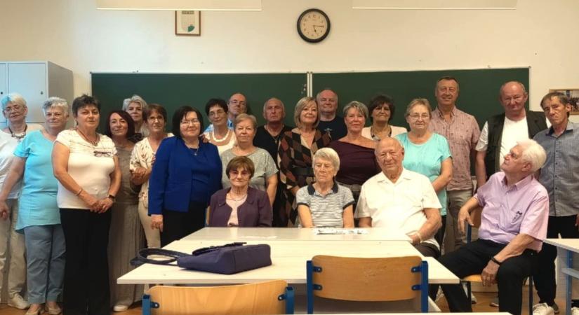 "Régi időkre emlékszel-e még" - Hajba tanár vezényletével szállt a dal az 50 éves érettségi találkozón a KDG-ben