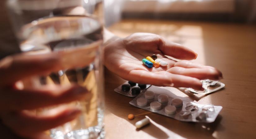 Daganatos betegek sem jutnak gyógyszerhez: kérelmek ezrein ülnek a döntéshozók