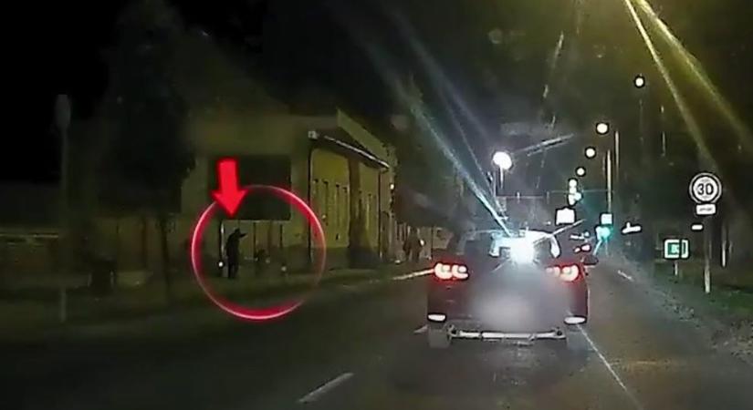 Kihajították a kocsmából, dühében kilökte a biciklijét egy kocsi elé – videó