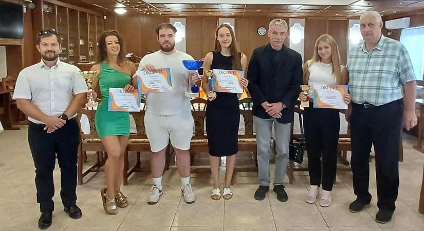 Taroltak a kunhegyesi röpisek a Hajdú-Bihar Megyei Strandröplabda Bajnokság díjátadóján