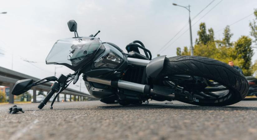 Szörnyű tragédia az osztrák autópályán: bukása után gázolták halálra a fiatal motorost, elmenekült a tettes