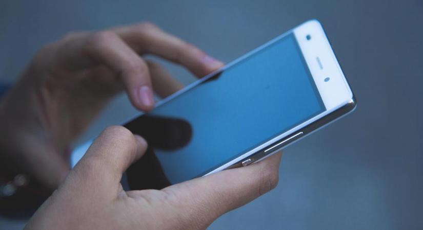 Vádat emeltek a nevelt lányáról pornográf felvételt éveken át megőrző férfival szemben