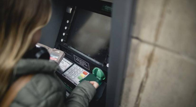 Ennyi volt az ingyenes készpénznek: rossz hír, ha ilyen kártyád van
