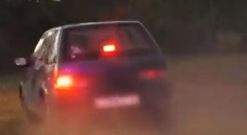 Kilométereken keresztül üldöztek egy drogos sofőrt a hajdúszoboszlói zsaruk – videóval