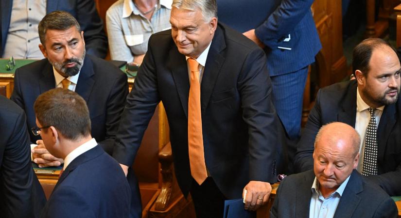 Orbán Viktor a falu bolondjának nevezte Hadházy Ákost, amikor az a milliós hatvanpusztai kádakról kérdezte a Parlamentben
