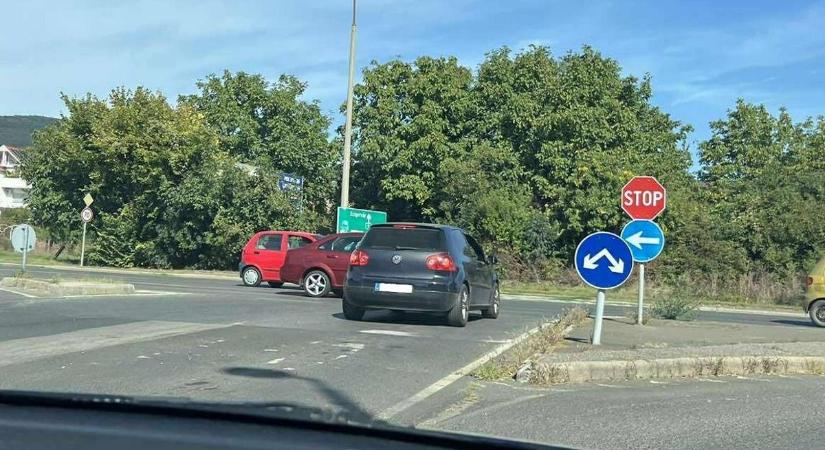 Újabb baleset: Pécs forgalmas útján ütköztek autók