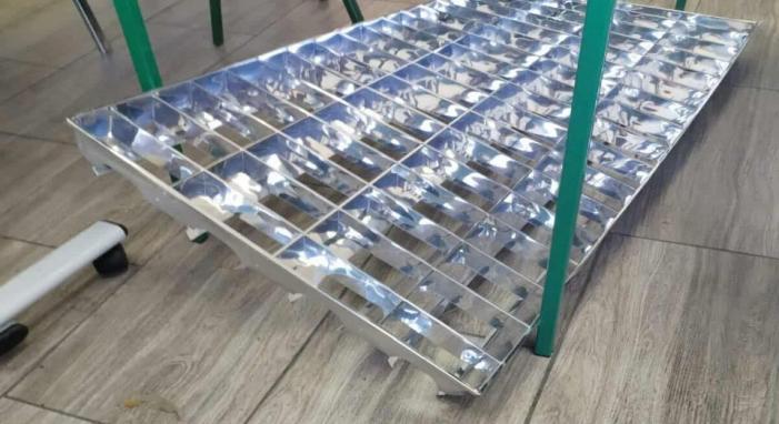 Óra közben szakadt le a mennyezeti lámpa az iskolában