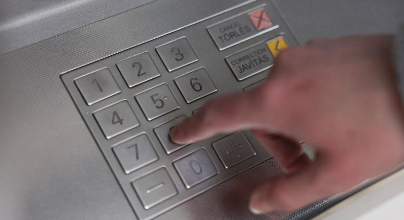 Ez sokaknak lesz kellemetlen – megszűnt az ingyenes készpénzfelvétel