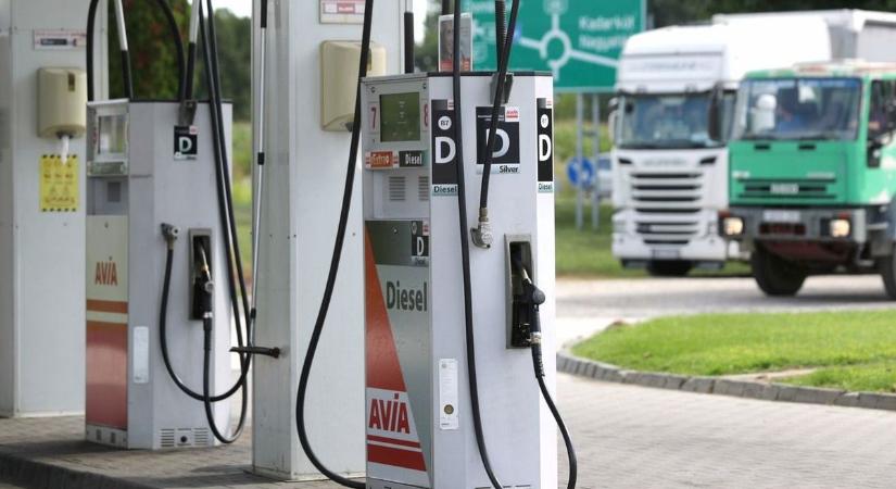 Ezen most mi is meglepődtünk! Változnak az üzemanyagárak holnaptól, nem is akárhogy!