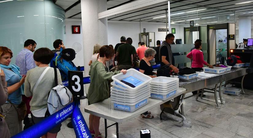 Hamarosan itt a vége a repülővel utazók rémálmának: eltörtölnek egy korlátozást