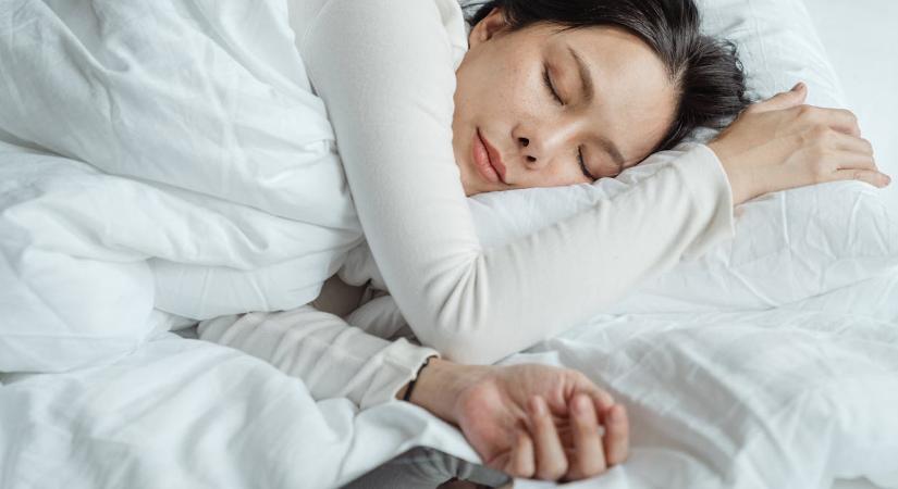 Ez a meglepő árnyalat a hálószobában az alvásra is jó hatással van