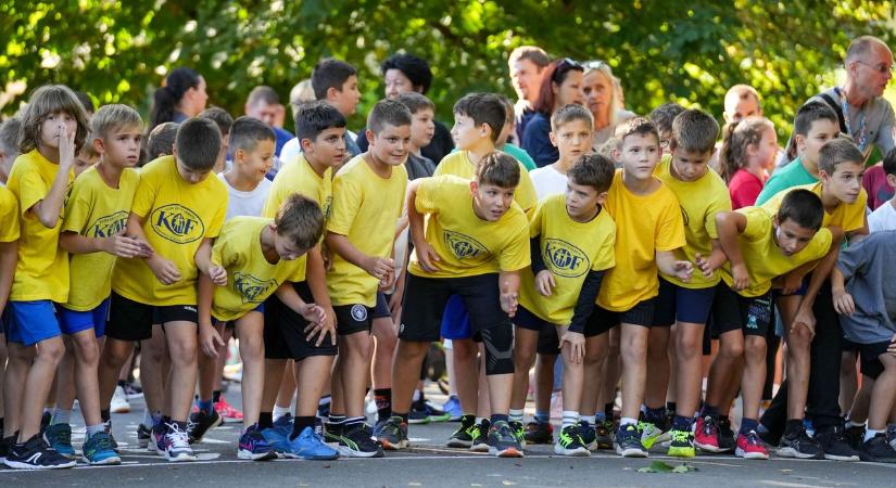 Kemény iskola: sportnap, új címer, bringatúra