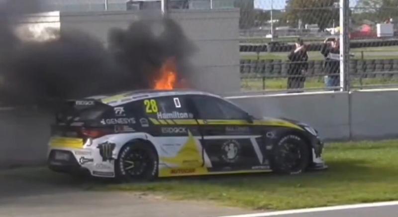 Kigyulladt Hamilton öccsének autója a BTCC-ben, véget érhet a szezonja (videó!)