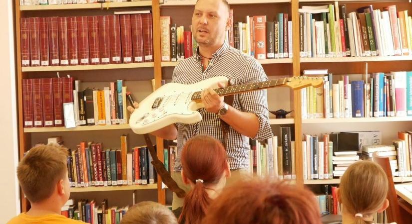Gitárfutamok csendültek fel a könyvtárban