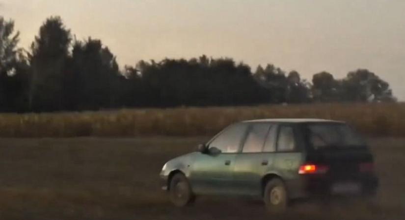 Akciófilmbe illő jelenetek egy szántóföldön: a 4-esen eredtek nyomába egy Suzukinak