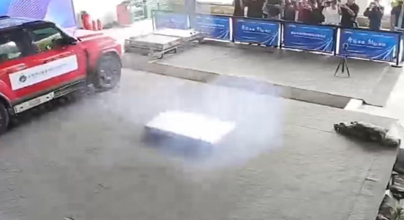 Elképesztő, ahogy az elektromos autó kilövi maga alól az akksit, ha az túlmelegszik