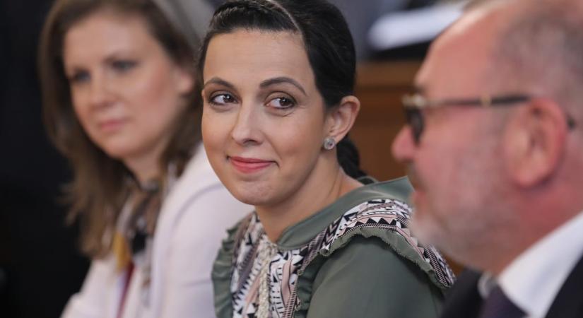 Az államtitkár elővette az időgépet, hogy bebizonyítsa a fideszes családpolitika sikerét