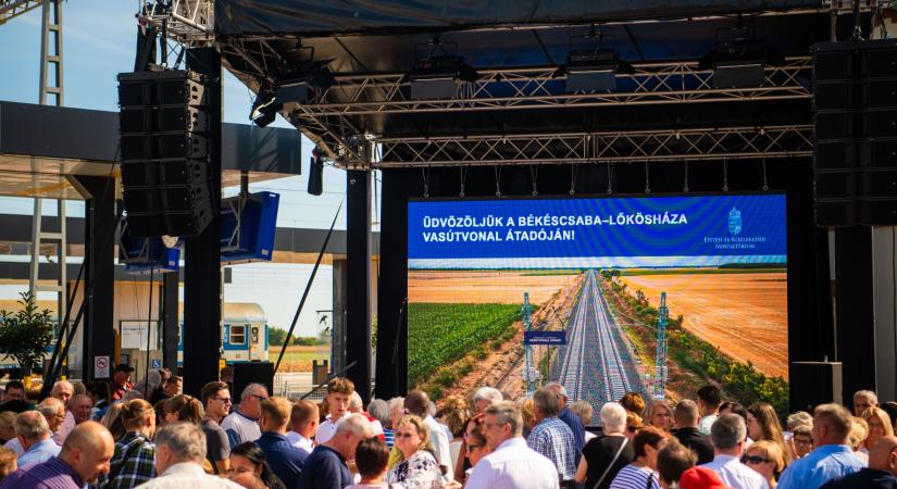 Nagyot lépett előre a hazai vasútfejlesztés: átadták a román határig megújult 30 kilométeres szakaszt