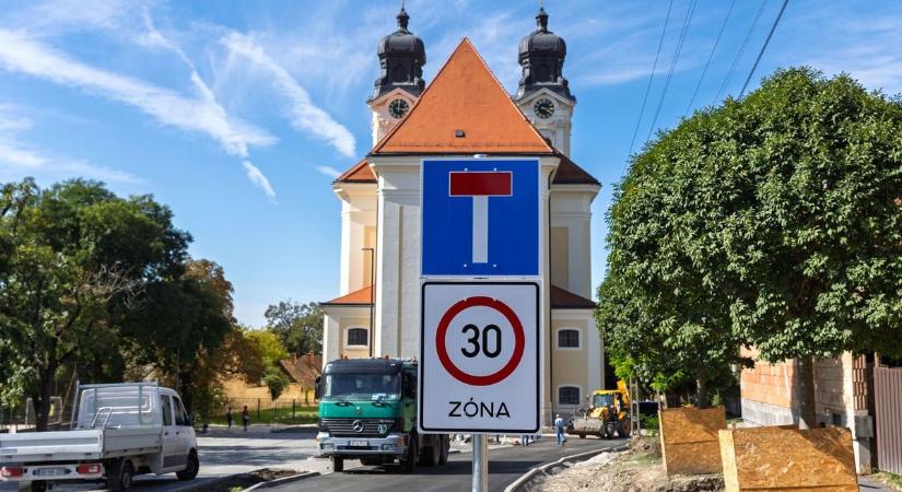 Az új tatai parkolóra sok városban biccentenének, ez a szülőket is segíti