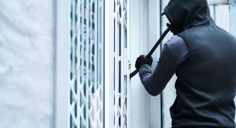 Sorozatbetörő Magyarországon: egész éjszaka lopott, majd a rendőrök várták otthonában a tolvajt