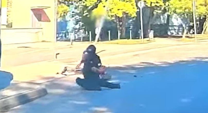 Óriásit esett egy rolleres Budaörsön, sokat köszönhet a bukósisakjának - videó