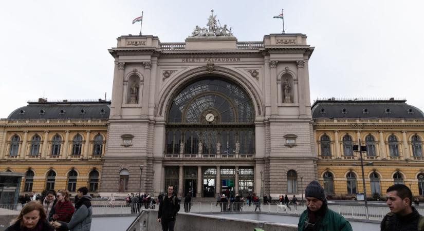 Menekültekről szóló kormánypropagandát vetítettek a Keleti pályaudvarra