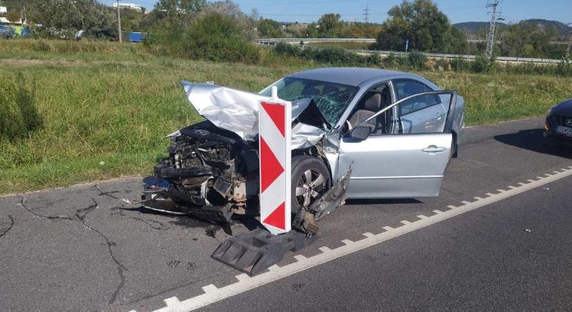 Helyszíni fotókon az elképesztő baleset az M1-esen: három autó tört össze