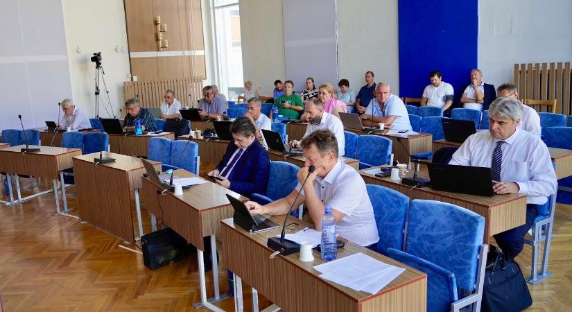 Regisztrálatlan lakosok, égetett szemét, kóbor kutyák – újra központban a Dankó Pista telep problémái