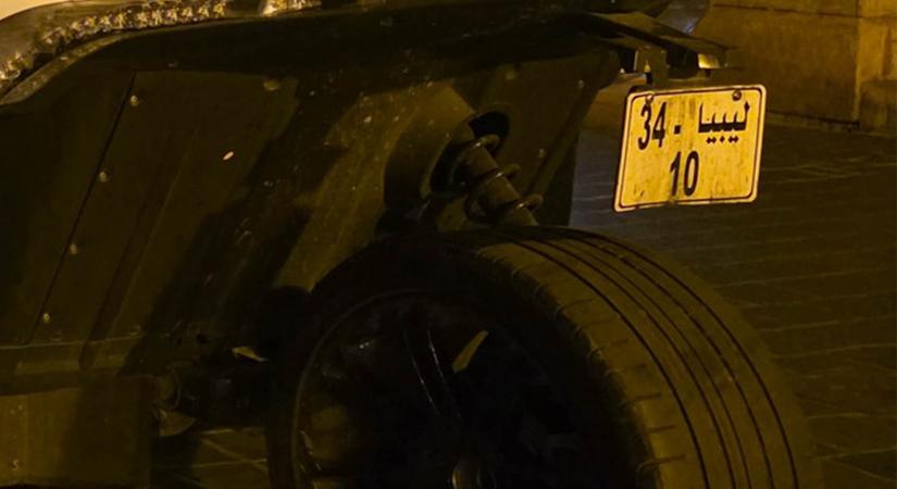 Extravagáns autó parkolt a Budai Várnegyedben, a rendszáma is meglepő
