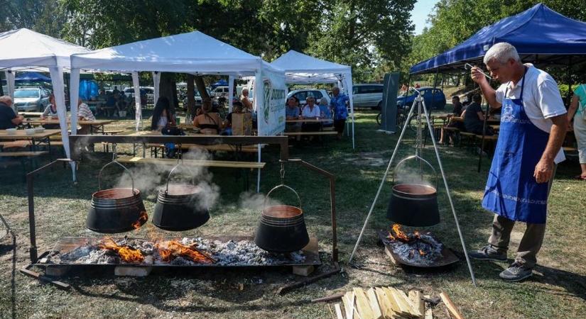A tolnai halászlé titka, hogy még füstölt csülök is kerül bele (videó)