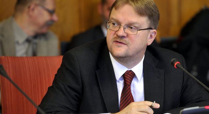 Bántalmazott nőknek segítséget ajánló hamburgerezőbe szállt bele Répássy Róbert